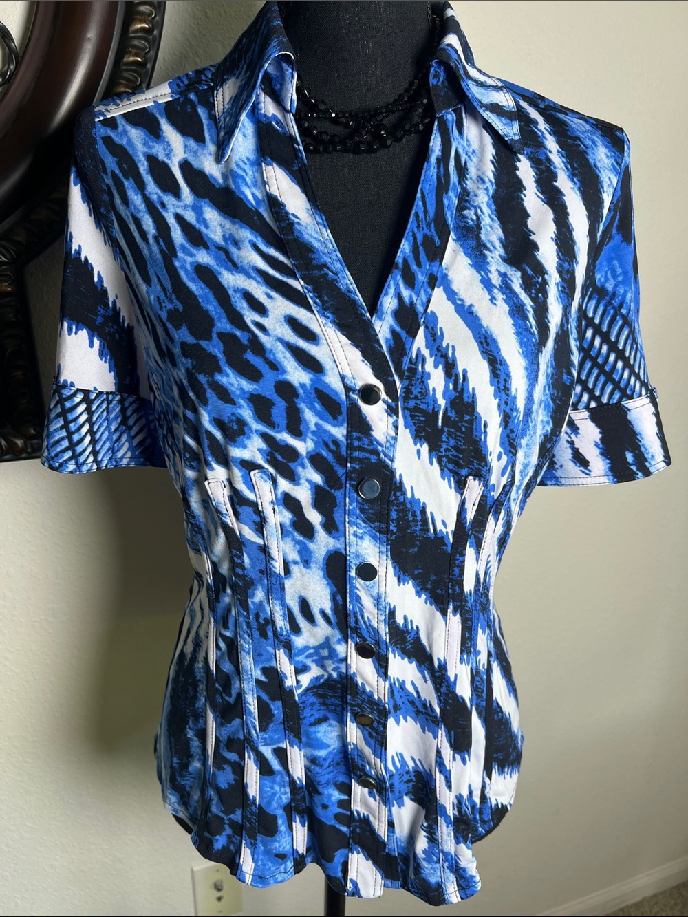Cache Women’s Y2K Blue White Black Abstract Animal Print V-Neck Top Medium